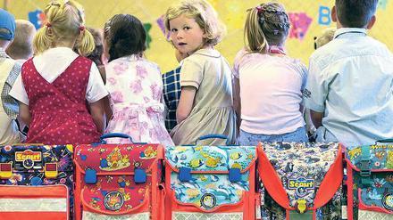 Spannender Start. Erstklässler freuen sich meist auf den neuen Lebensabschnitt. Doch zu früh eingeschulte Kinder verlieren rasch den Spaß am Lernen, sagen Bildungsforscher. 