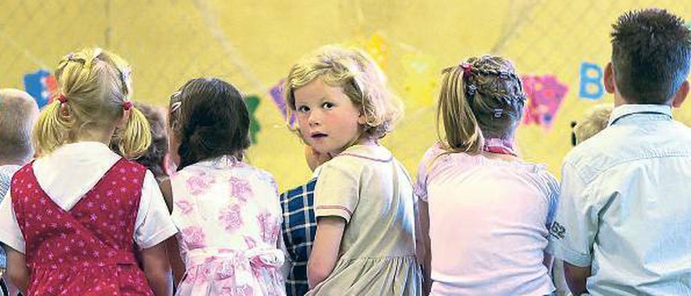 Spannender Start. Erstklässler freuen sich meist auf den neuen Lebensabschnitt. Doch zu früh eingeschulte Kinder verlieren rasch den Spaß am Lernen, sagen Bildungsforscher. 