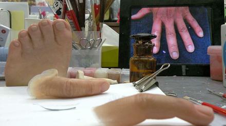Finger- und Fußprothesen in der Werkstatt.
