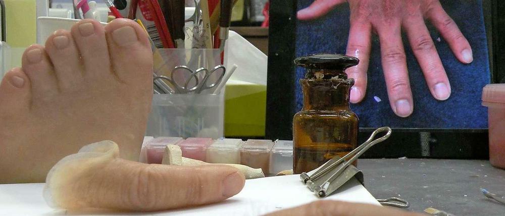 Finger- und Fußprothesen in der Werkstatt.