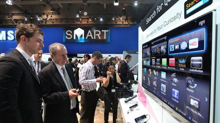 Immer mehr Fernseher verfügen - wie diese vorgestellten Modelle auf der Consumer Electronics Show (CES) in Las Vegas - über Internetanschlüsse.