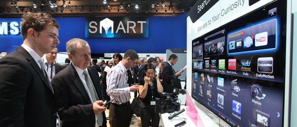 Immer mehr Fernseher verfügen - wie diese vorgestellten Modelle auf der Consumer Electronics Show (CES) in Las Vegas - über Internetanschlüsse. 