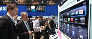 Immer mehr Fernseher verfügen - wie diese vorgestellten Modelle auf der Consumer Electronics Show (CES) in Las Vegas - über Internetanschlüsse.