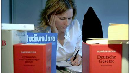 Eine Jura-Studentin schreibt einen Text.