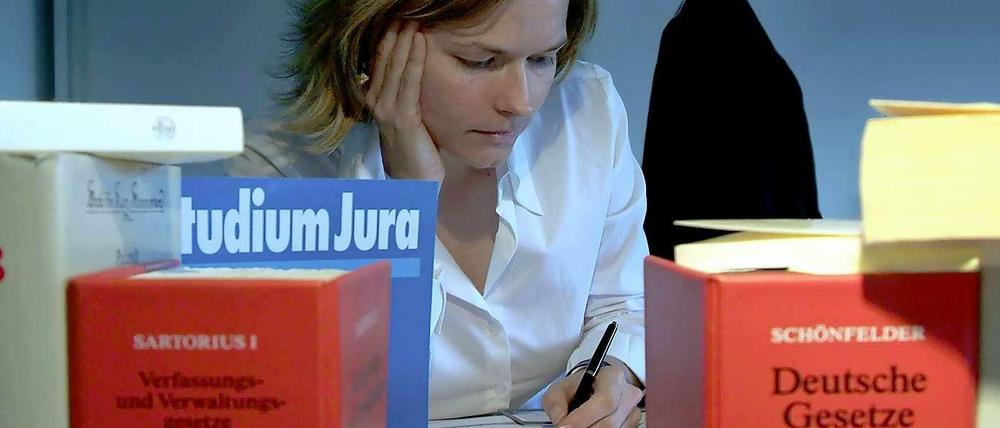 Eine Jura-Studentin schreibt einen Text.