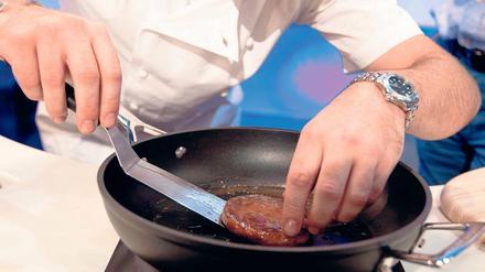 Der erste In-Vitro-Burger wird gebraten.