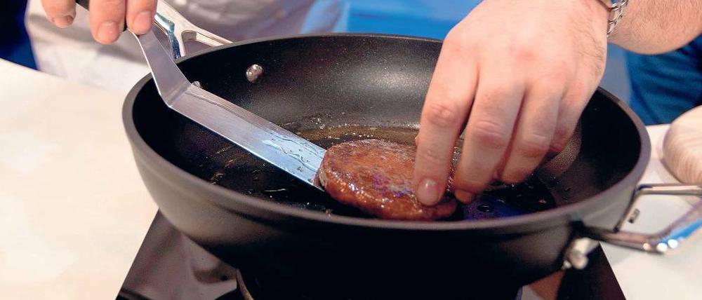 Der erste In-Vitro-Burger wird gebraten.
