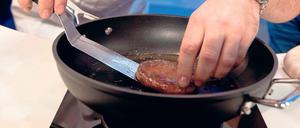 Der erste In-Vitro-Burger wird gebraten.