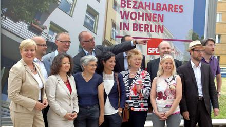 SPD-Landeschef Jan Stöß (erhobener Arm) und die 12 Direktkandidaten haben am Montag die heiße Phase des Wahlkampfes für die SPD eröffnet.