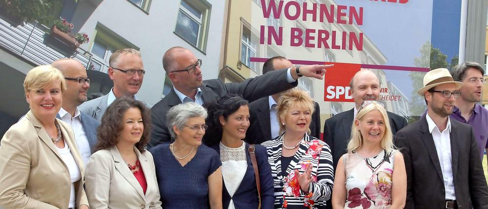 SPD-Landeschef Jan Stöß (erhobener Arm) und die 12 Direktkandidaten haben am Montag die heiße Phase des Wahlkampfes für die SPD eröffnet.