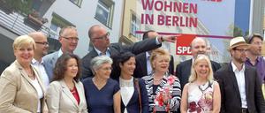 SPD-Landeschef Jan Stöß (erhobener Arm) und die 12 Direktkandidaten haben am Montag die heiße Phase des Wahlkampfes für die SPD eröffnet.