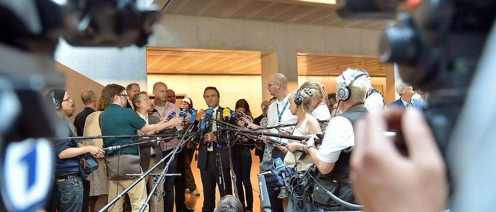 Empfiehlt den Bürgern Virenschutz und Verschlüsselungen: Innenminister Hans-Peter Friedrich.