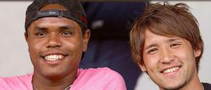 Berlin, Land des Lächelns: Neuzugang Hajime Hosogai (rechts) verfolgt Herthas 2:0-Sieg gegen Krakau neben Ronny.