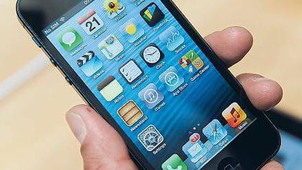 Ungeklärt. Eine Frau soll durch ein iPhone einen Stromschlag erlitten haben. 