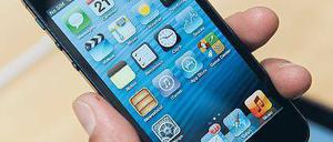 Ungeklärt. Eine Frau soll durch ein iPhone einen Stromschlag erlitten haben.