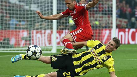 Lukasz Piszczek (unten) gegen Bayerns Franck Ribéry.