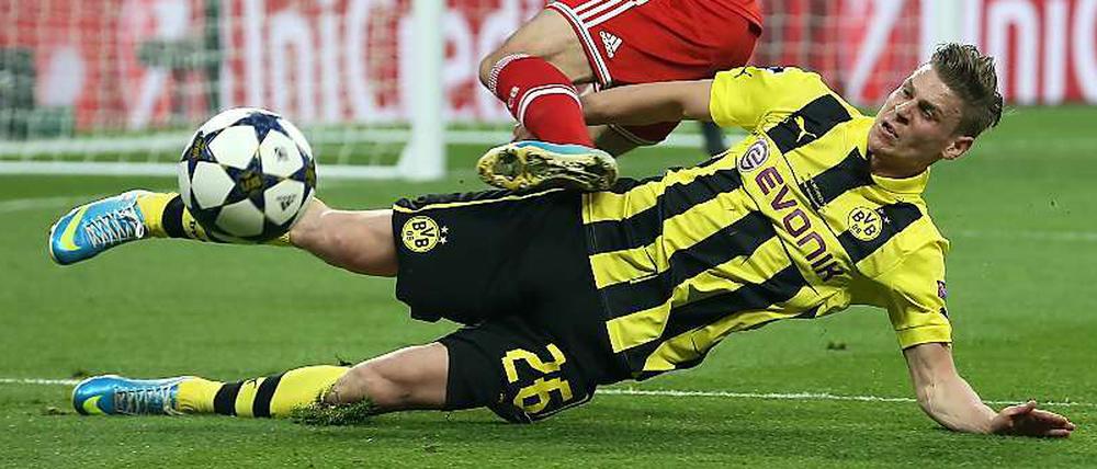 Lukasz Piszczek (unten) gegen Bayerns Franck Ribéry.
