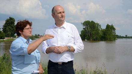 Brandenburgs Innnenminister Dietmar Woidke (SPD) schaut sich mit Bürgermeisterin Hannelore Brendel in Mühlberg (Brandenburg) die Lage vor Ort an. 