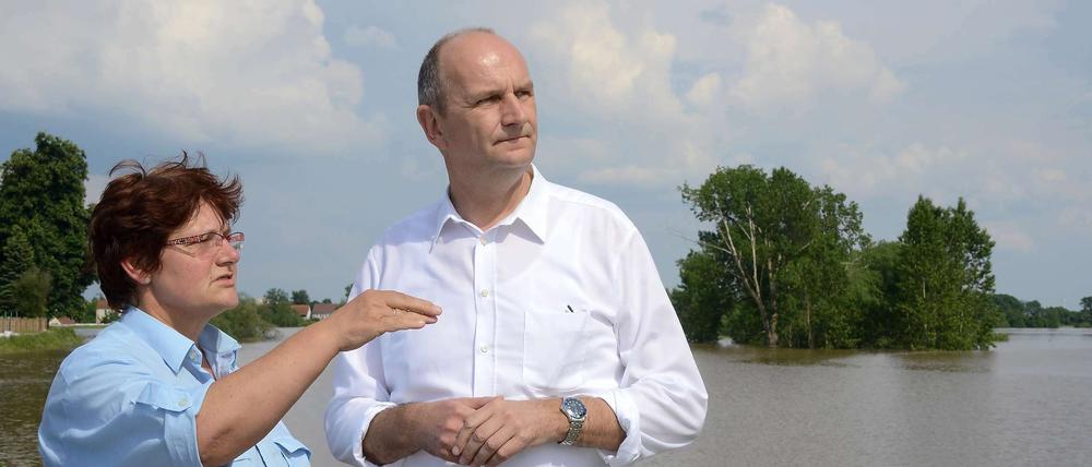 Brandenburgs Innnenminister Dietmar Woidke (SPD) schaut sich mit Bürgermeisterin Hannelore Brendel in Mühlberg (Brandenburg) die Lage vor Ort an.