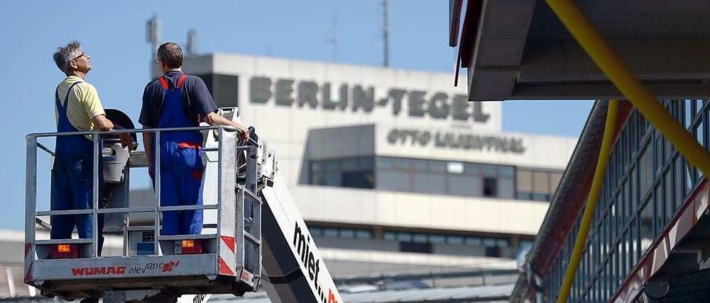 Wo ist hier das Problem? Bauarbeiter bringen seit Wochen Tegel auf Vordermann.