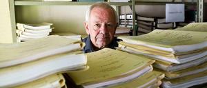 Kurt Schrimm, Leiter der Zentralen Stelle zur Aufklärung von NS-Verbrechen, zwischen Regalen mit Aktenbergen. 