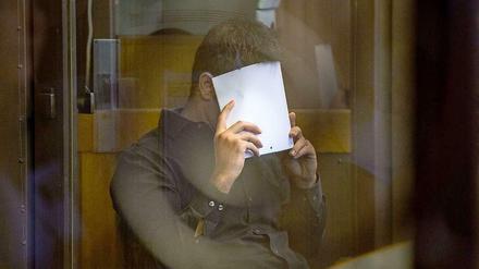 Einer der Hauptangeklagten, Onur U. (20), während des Prozesses im Landgericht Berlin. Er und fünf weitere Angeklagte wurden zu mehreren Jahren Gefängnisstrafe verurteilt. 