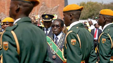 Seit 33 Jahren im Amt ohne Würden: Simbabwes Präsident Robert Mugabe am Montag auf dem Heldenfriedhof nahe der Hauptstadt Harare.