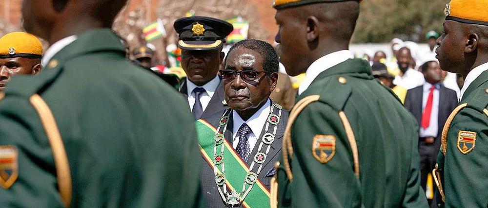 Seit 33 Jahren im Amt ohne Würden: Simbabwes Präsident Robert Mugabe am Montag auf dem Heldenfriedhof nahe der Hauptstadt Harare.
