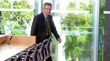 Thomas de Maizière ist in der Drohnen-Affäre weiter in die Defensive geraten, meint Christoph Seils. 