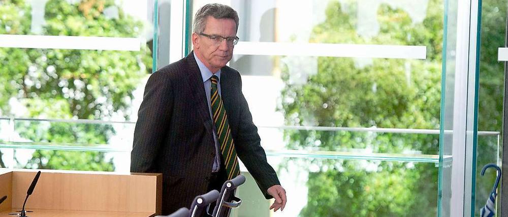 Thomas de Maizière ist in der Drohnen-Affäre weiter in die Defensive geraten, meint Christoph Seils.