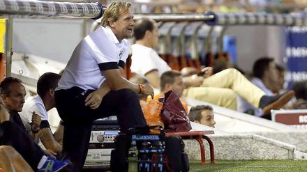 Trainer Bernd Schuster beim Spiel seines FC Malaga in Valencia.