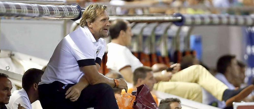 Trainer Bernd Schuster beim Spiel seines FC Malaga in Valencia.