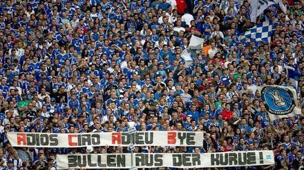 Plakativer Protest. Schalkes Anhänger reagieren auf ihre Art auf den umstrittenen Polizeieinsatz im Qualifikationsspiel gegen Saloniki. 