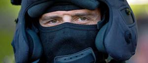 Um die Blumen vorbei zu bringen, haben die Beamten wohl die Montur ausgezogen. Dennoch wurde ihnen die Tür wieder zugeschlagen.