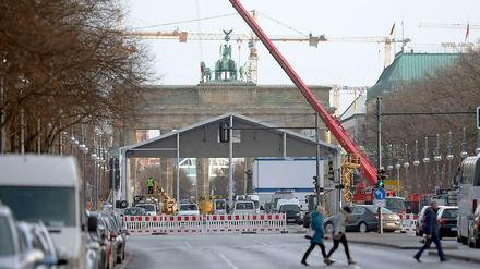 Das Zelt steht noch im Weg. Bis Donnerstag wird hier auf der Straße des 17. Juni abgebaut.