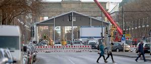 Das Zelt steht noch im Weg. Bis Donnerstag wird hier auf der Straße des 17. Juni abgebaut.