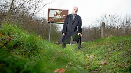 "... bis zum 24. Dezember geteilt". Ein Schild erinnert an das besondere Datum. Sigur Hauff, 78, war damals stellvertretender Bürgermeister.