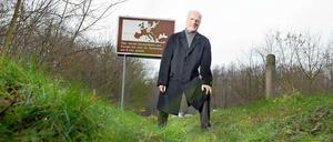 "... bis zum 24. Dezember geteilt". Ein Schild erinnert an das besondere Datum. Sigur Hauff, 78, war damals stellvertretender Bürgermeister.