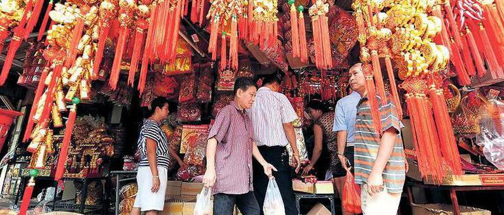 Kein Halten mehr gibt es für Thailänder chinesischer Herkunft, wenn in Bangkoks Chinatown das Neujahrsfest bevorsteht: Opfergaben und Geschenke müssen her, sonst winkt im neuen Jahr kein Erfolg.
