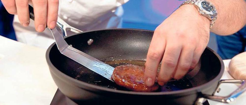 Richard McGeown brät den Laborburger
