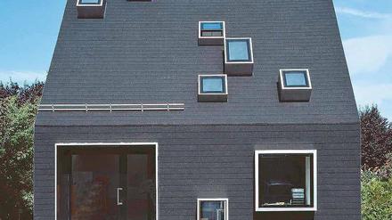 Schön düster: das Haus in Krailling.
