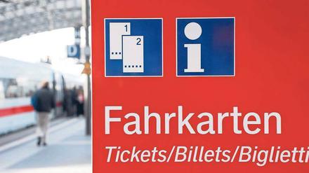 Auf einem Bahnsteig hält ein ICE, daneben ist die Rückseite eines Fahrscheinautomaten mit der Aufschrift "Fahrkarten" zu sehen.