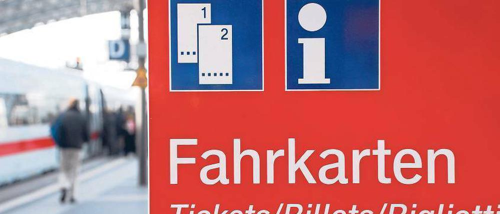Auf einem Bahnsteig hält ein ICE, daneben ist die Rückseite eines Fahrscheinautomaten mit der Aufschrift "Fahrkarten" zu sehen.
