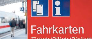 Auf einem Bahnsteig hält ein ICE, daneben ist die Rückseite eines Fahrscheinautomaten mit der Aufschrift "Fahrkarten" zu sehen.