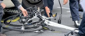 Damit das nicht passiert. Die meisten Radfahrer werden von abbiegenden Lastwagen getötet. Im Internet können derzeit gefährliche Kreuzungen gemeldet werden.