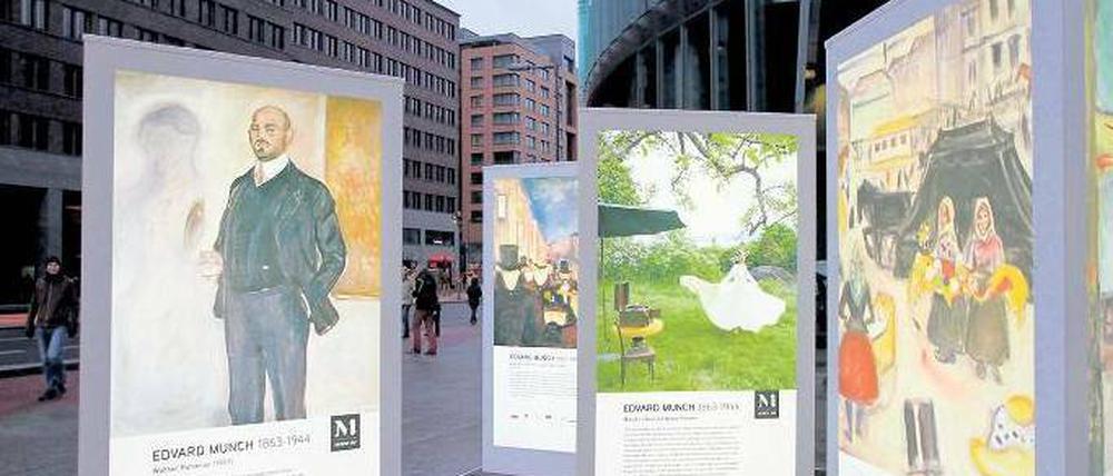Licht im Dunkel. Wie Werbung für eine Munch-Ausstellung wirken die elf kleinen Stelen am Potsdamer Platz. Ein Irrtum: Die nachts beleuchteten Reproduktionen sind bereits die Ausstellung.