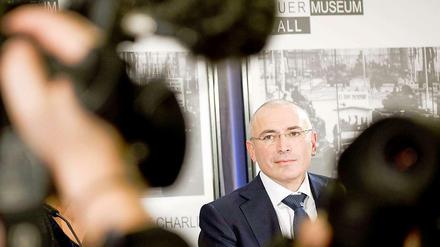 Alle Blicke sind auf ihn gerichtet: Michail Chodorkowski im Mauermuseum in Berlin bei seinem ersten öffentlichen Auftritt nach seiner Freilassung.