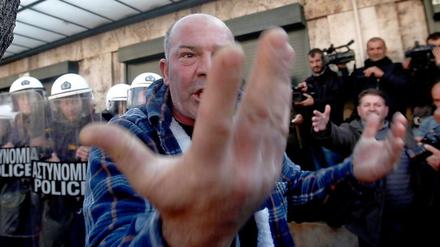 Am Ende mit der Geduld. Immer wieder machen die Griechen ihrem Zorn über die schwierige Lebenslage mit Demonstrationen Luft - zuletzt waren des die Bauern. 