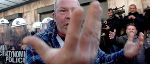 Am Ende mit der Geduld. Immer wieder machen die Griechen ihrem Zorn über die schwierige Lebenslage mit Demonstrationen Luft - zuletzt waren des die Bauern. 