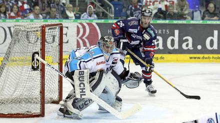 Gleich schlägt's ein. Florian Busch wartet vor seinem Tor zum 3:0 auf den Pass von Mark Bell (nicht im Bild).